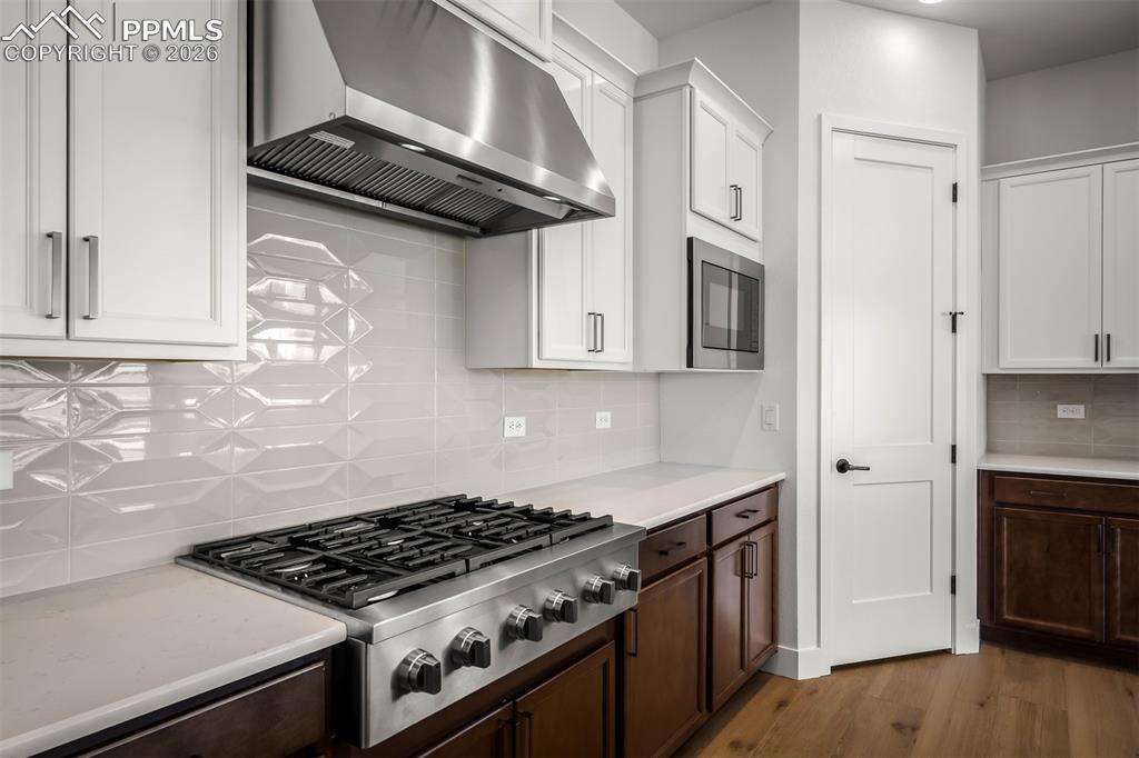 Image 12 of 40: Kitchen