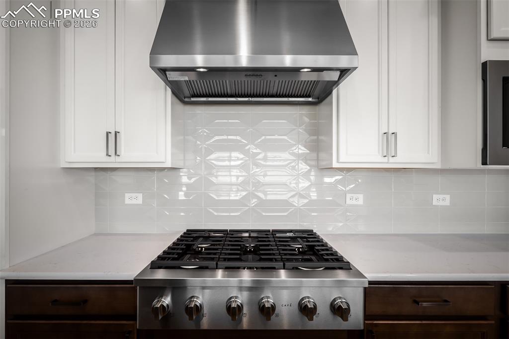 Image 13 of 40: Kitchen