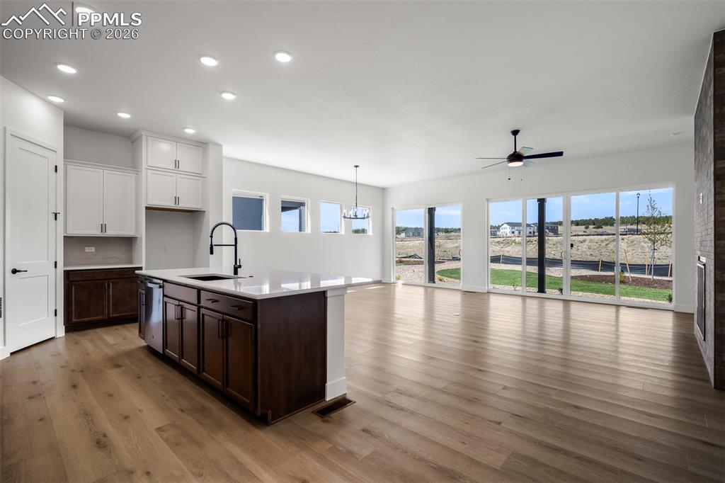 Image 15 of 40: Kitchen