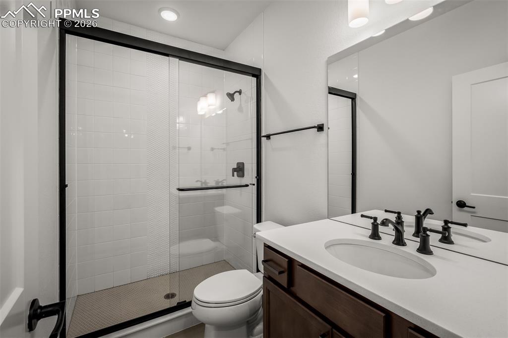 Image 34 of 40: Bathroom