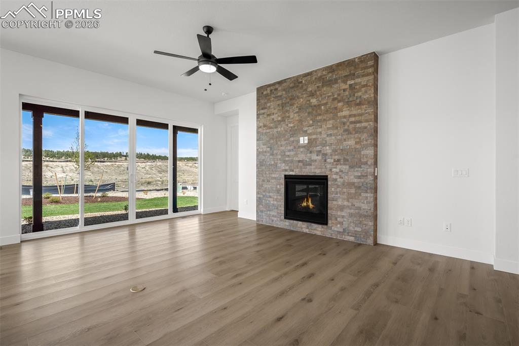 Image 5 of 40: Living Room