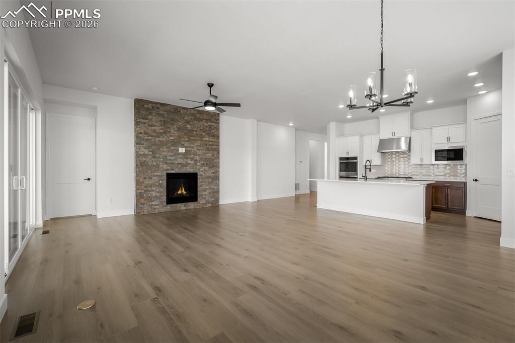 Image 6 of 40: Living Room