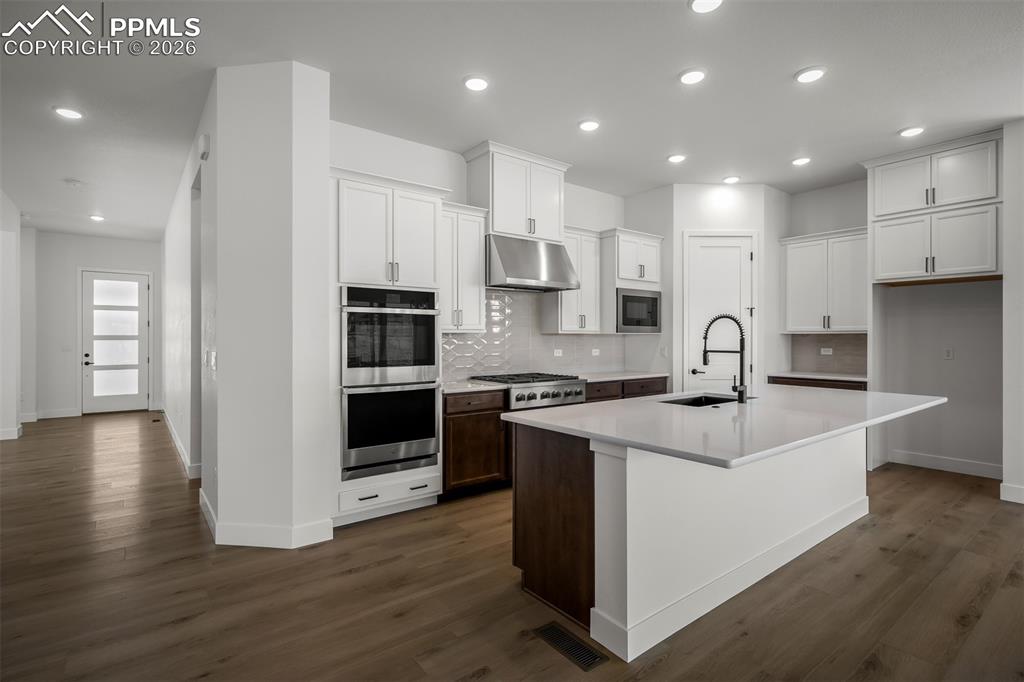 Image 8 of 40: Kitchen