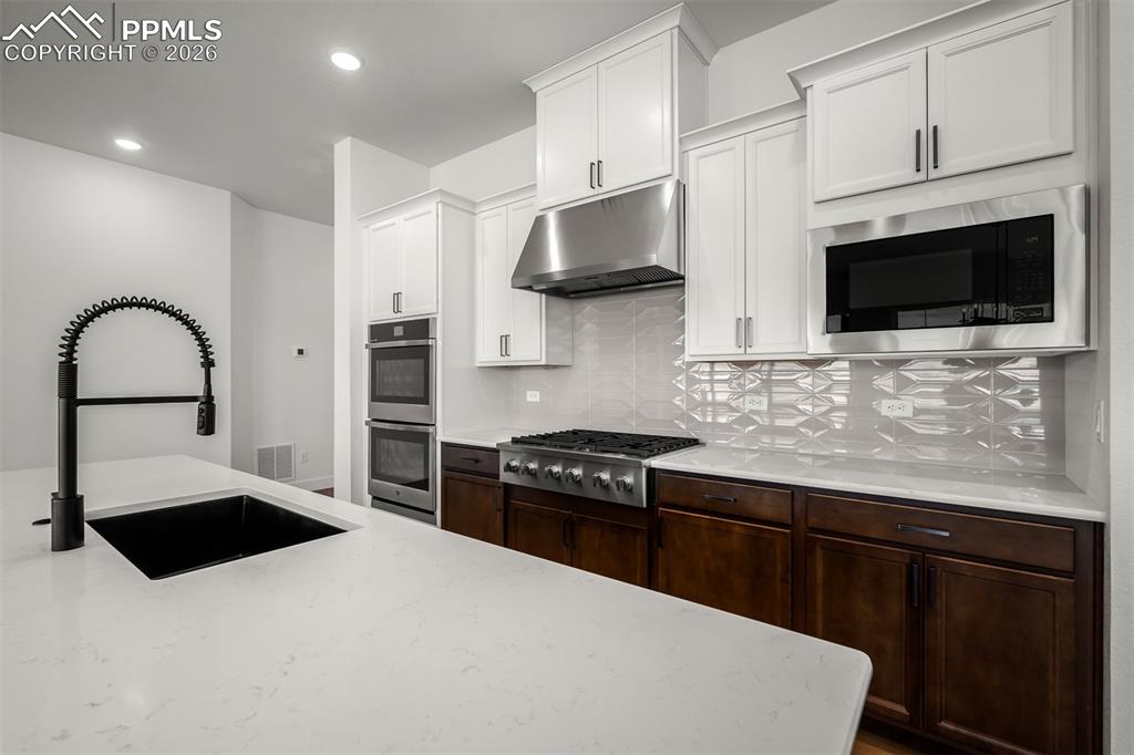 Image 9 of 40: Kitchen