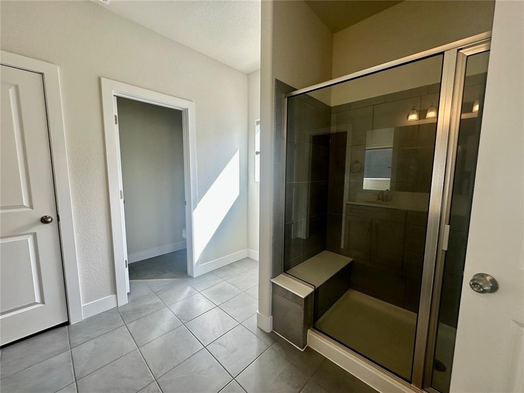 Image 10 of 23: Bathroom