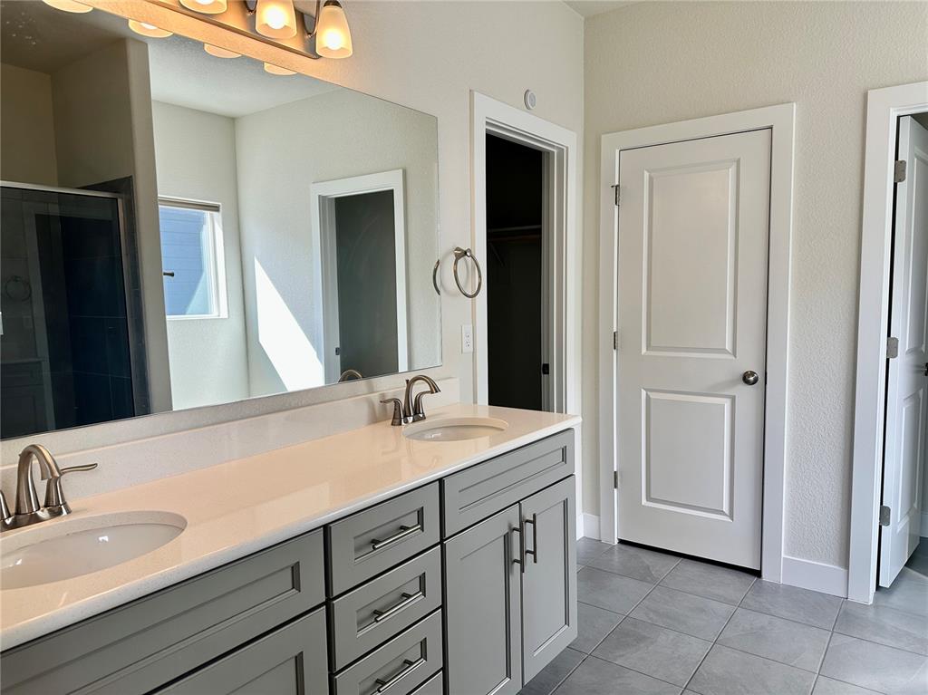 Image 15 of 23: Bathroom