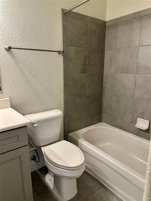 Image 18 of 23: Bathroom