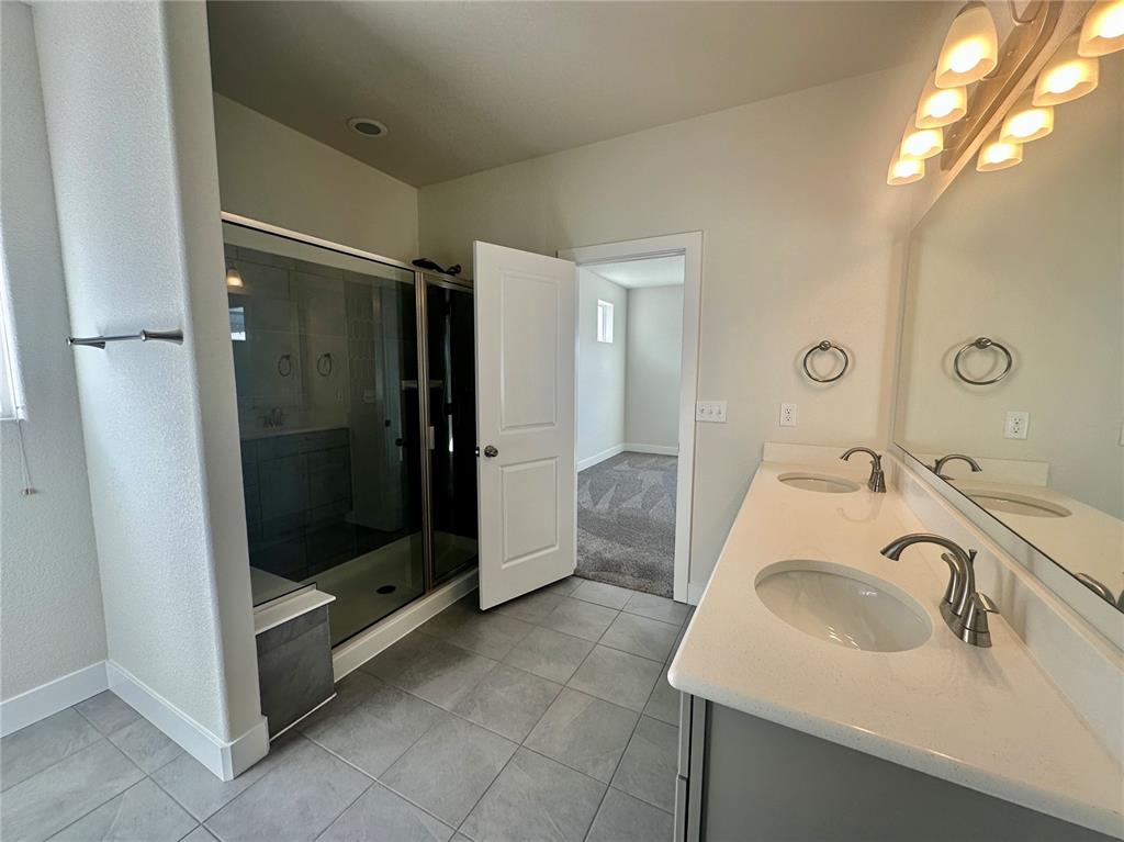 Image 20 of 23: Bathroom