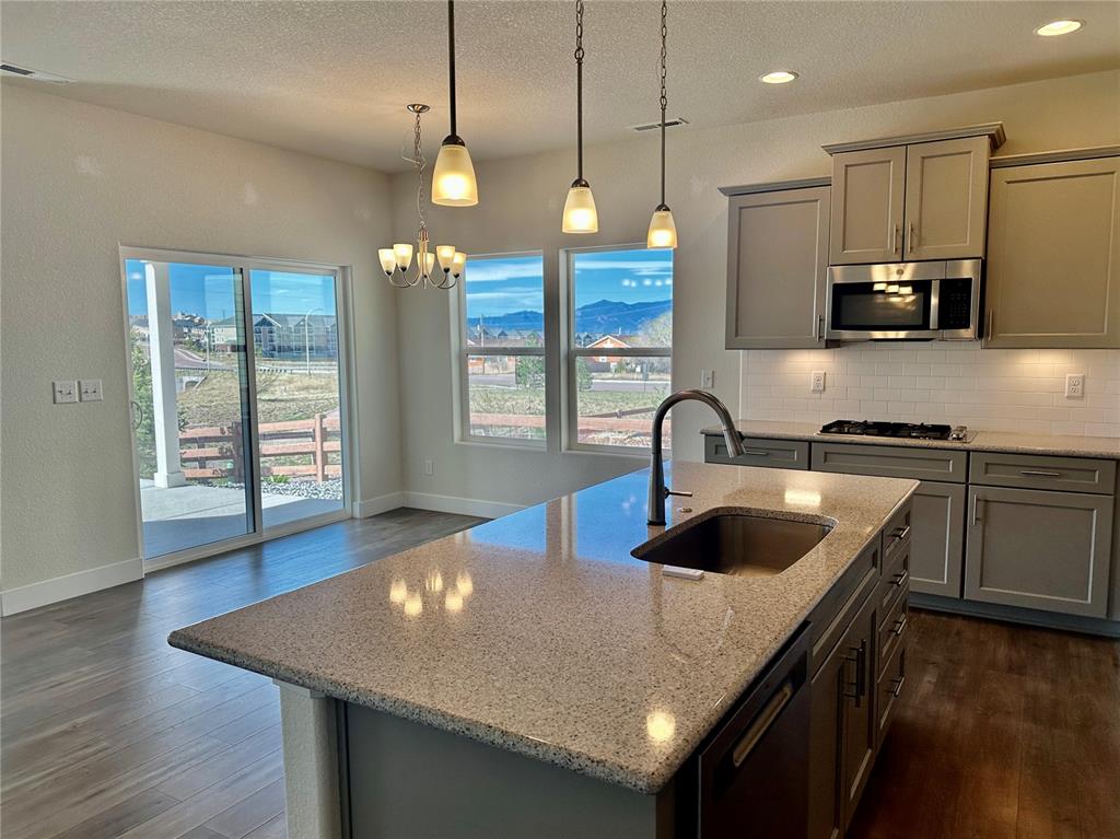 Image 3 of 23: Kitchen