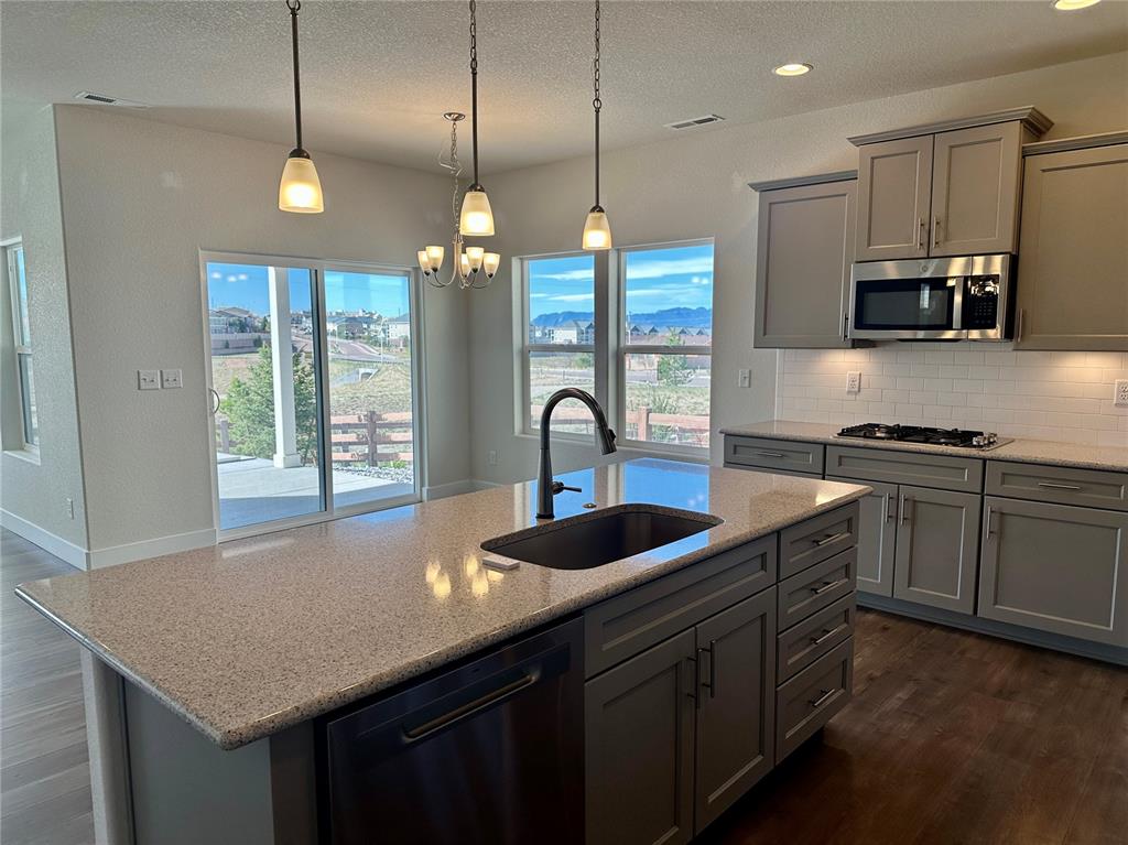 Image 4 of 23: Kitchen