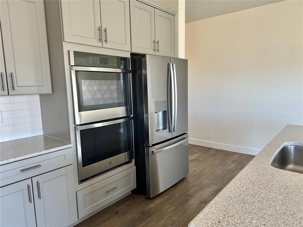 Image 6 of 23: Kitchen