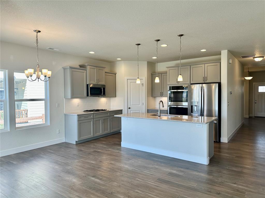 Image 7 of 23: Kitchen