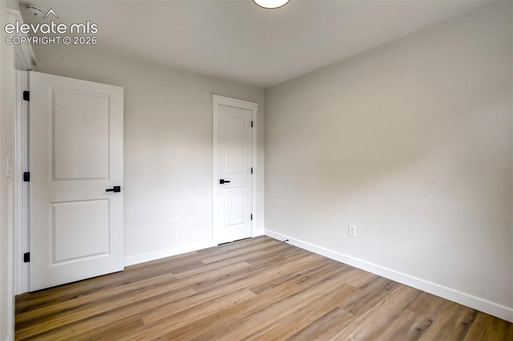 Image 18 of 30: Bedroom