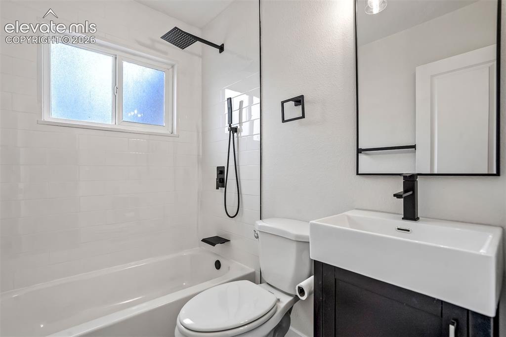 Image 20 of 30: Bathroom