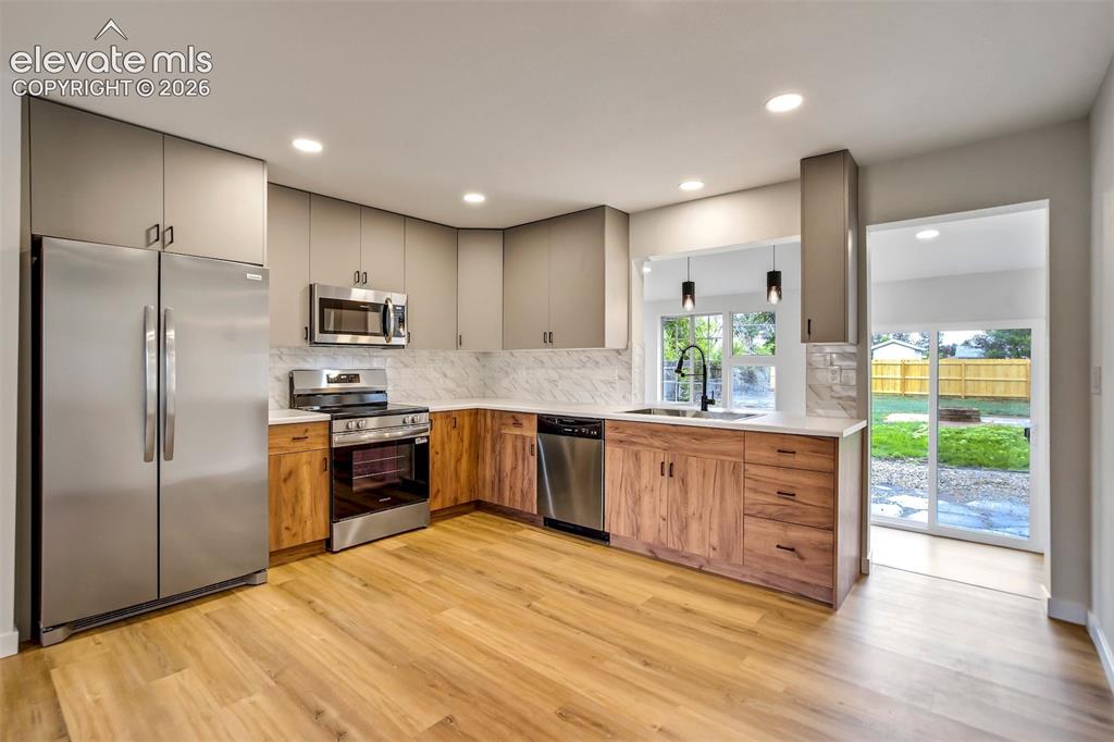 Image 7 of 30: Kitchen