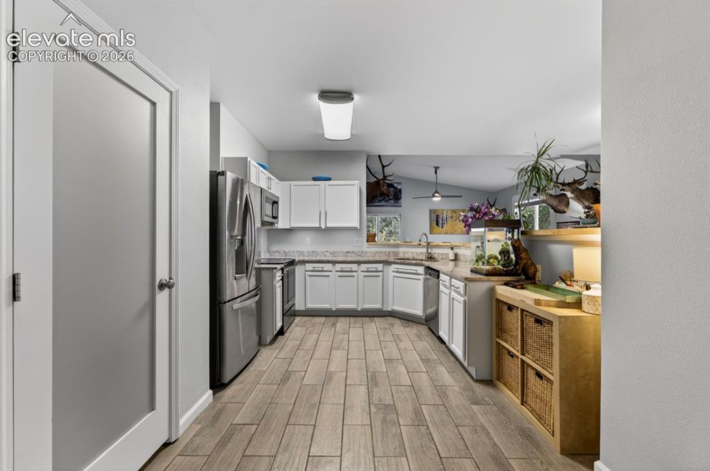 Image 15 of 43: Kitchen