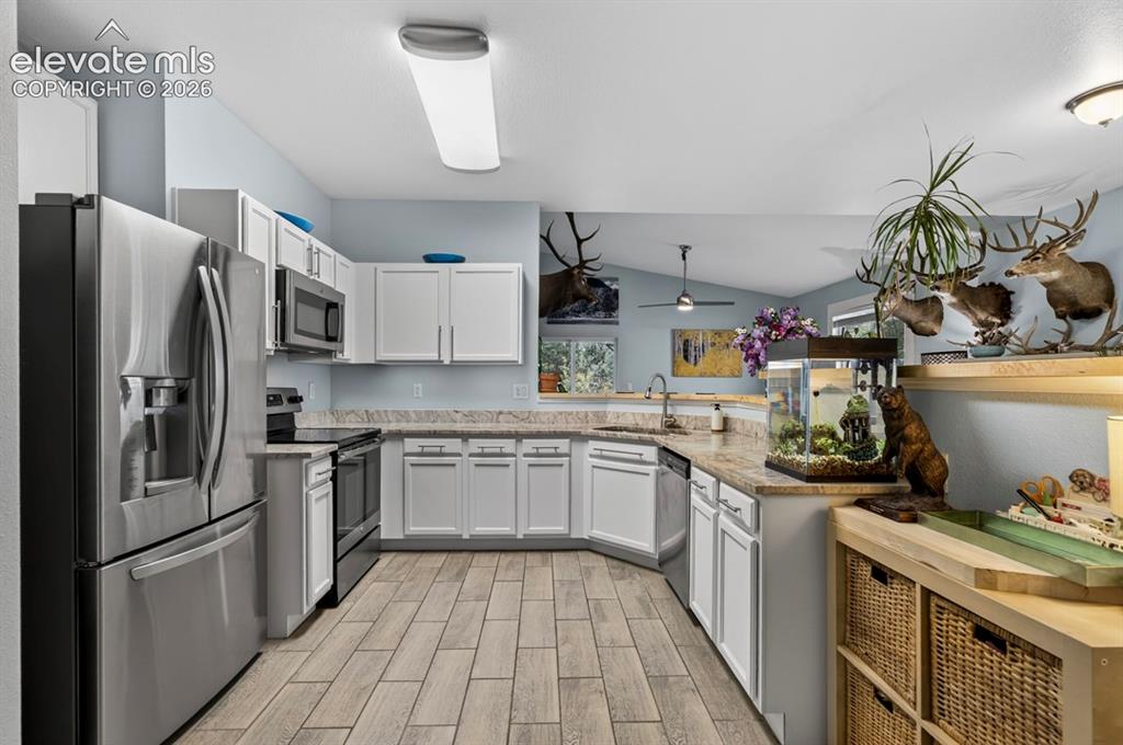 Image 16 of 43: Kitchen
