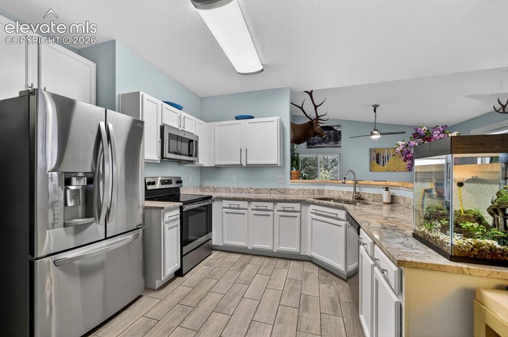 Image 18 of 43: Kitchen
