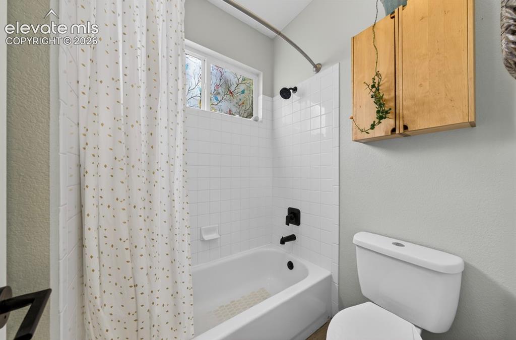 Image 41 of 43: Bathroom