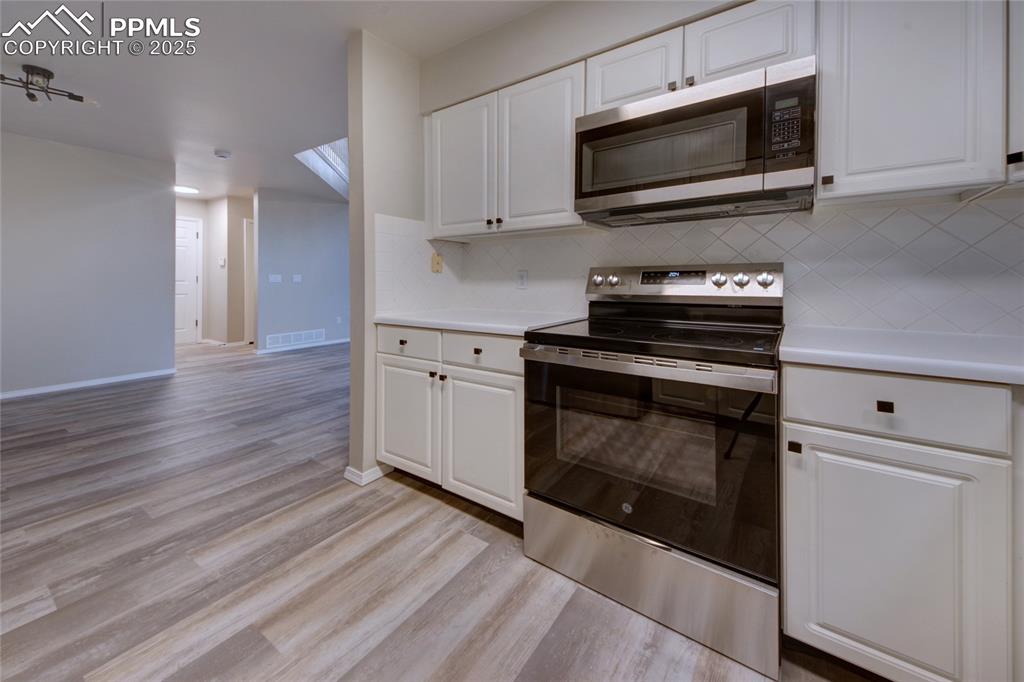 Image 10 of 30: Kitchen