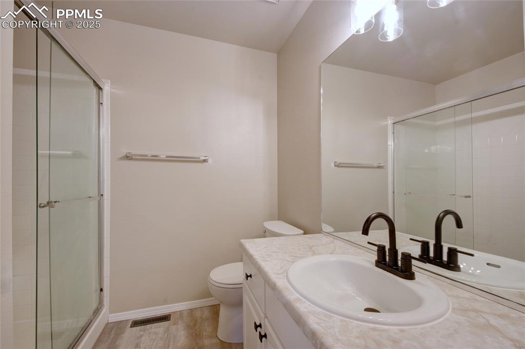 Image 16 of 30: Bathroom