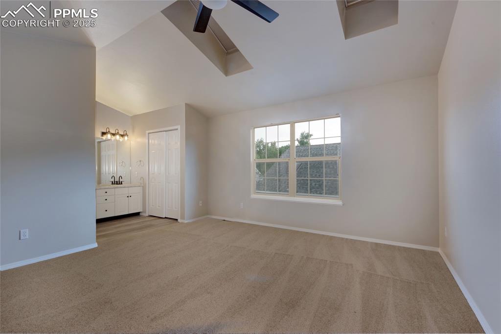 Image 23 of 30: Bedroom