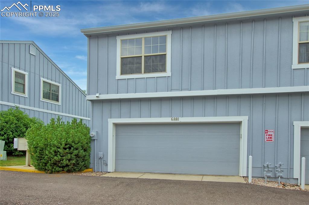 Image 26 of 30: Garage