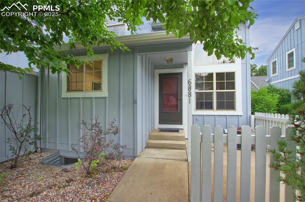 Image 28 of 30: Entry