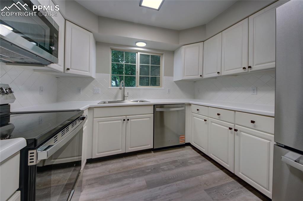 Image 3 of 30: Kitchen