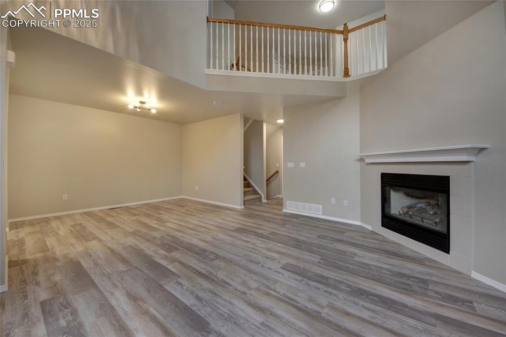 Image 7 of 30: Living Room