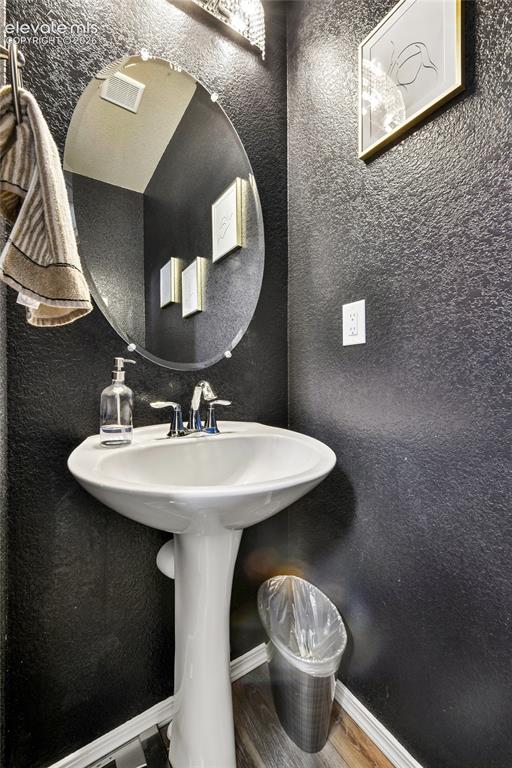 Image 6 of 34: Bathroom