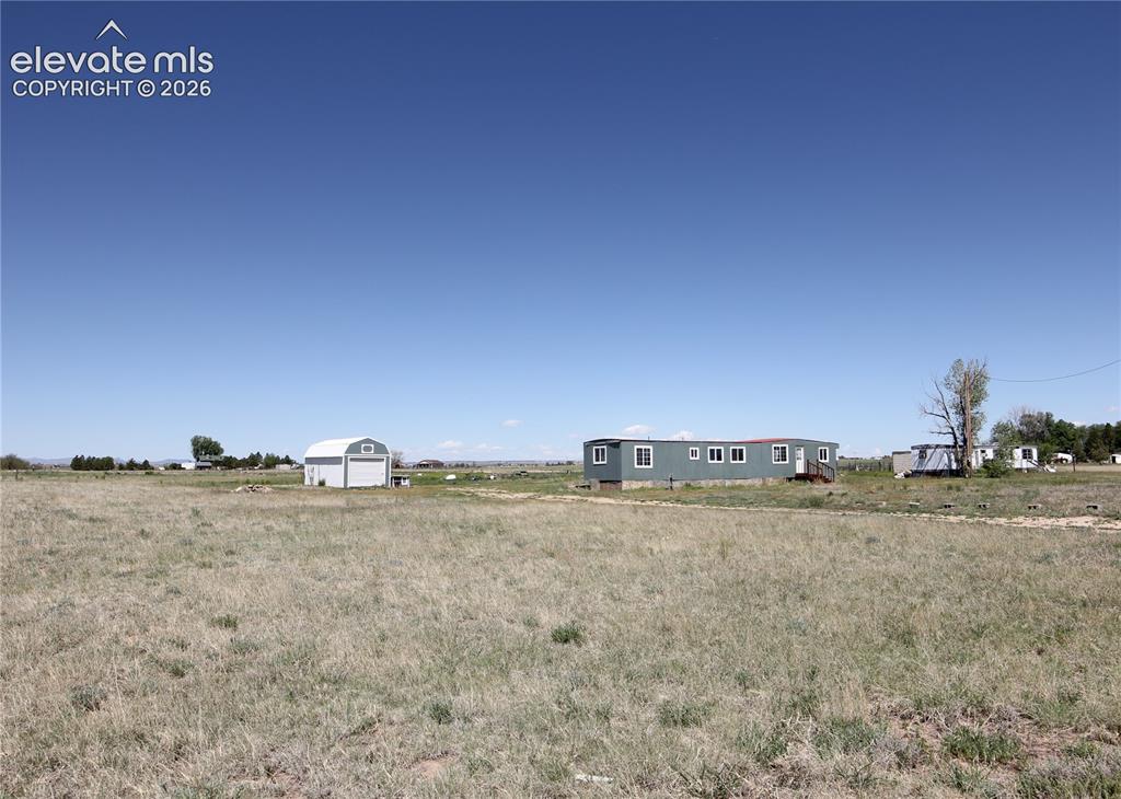 Image 7 of 9: Yard