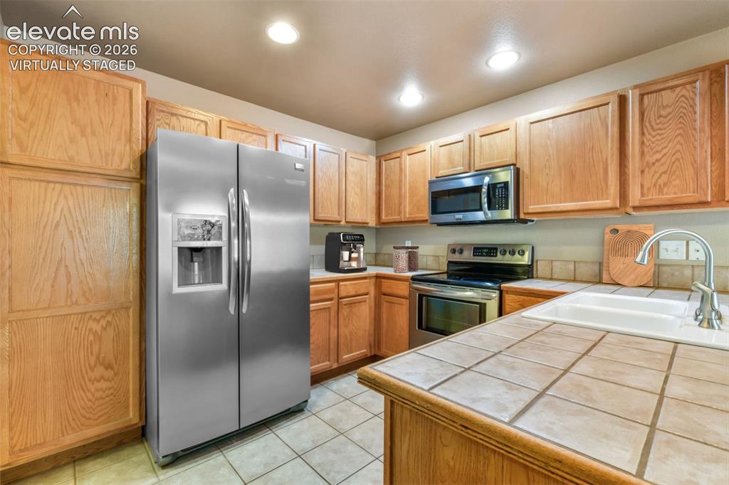 Image 16 of 50: Kitchen
