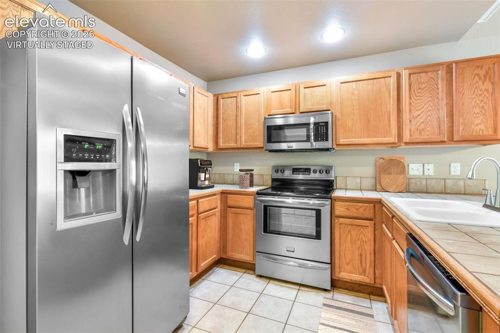 Image 18 of 50: Kitchen