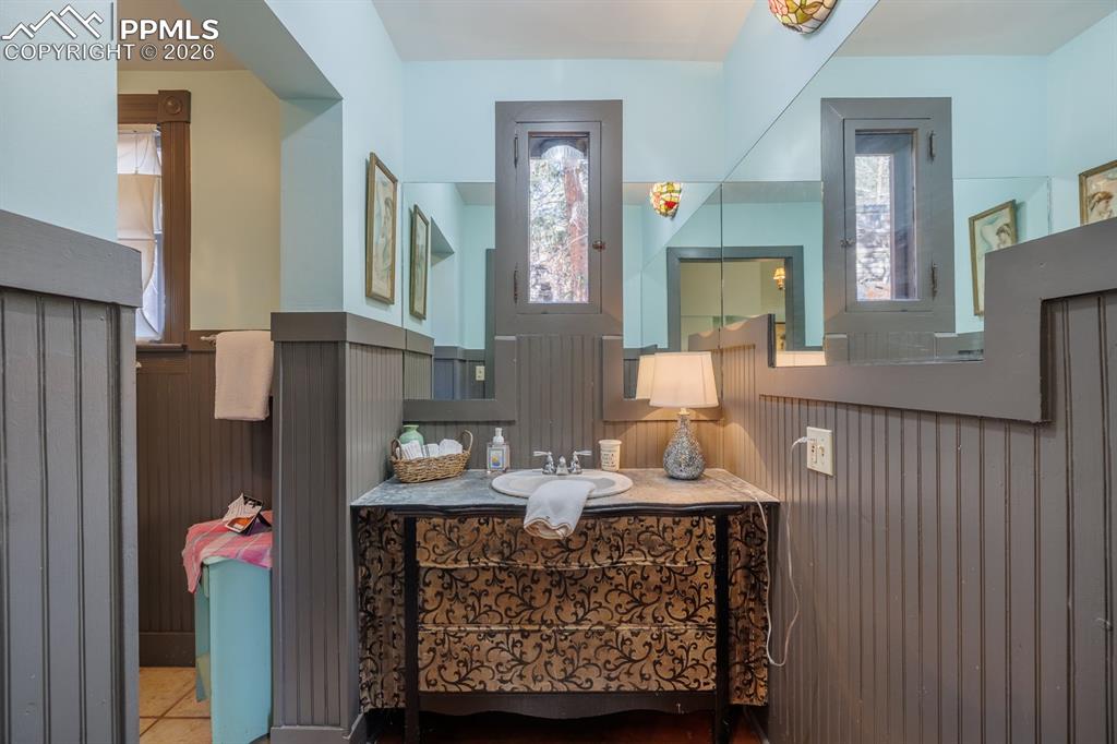 Image 14 of 31: Bathroom