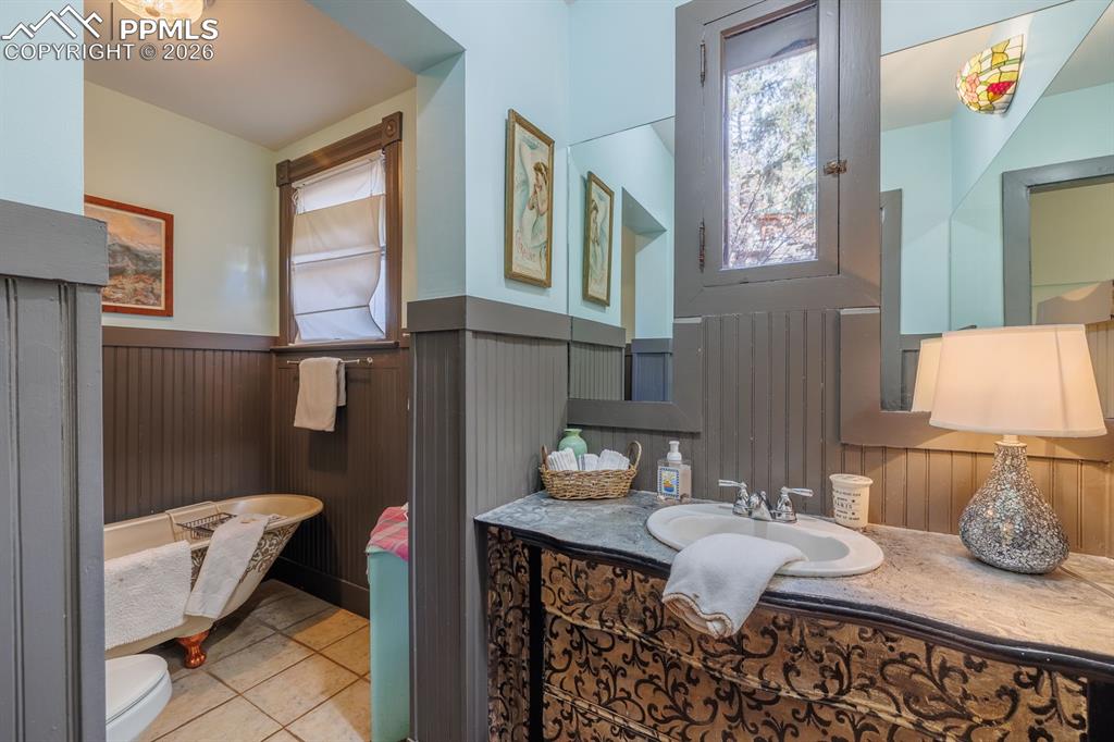 Image 15 of 31: Bathroom