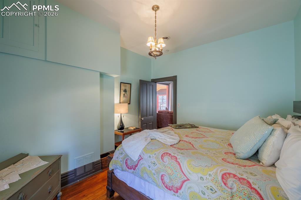 Image 16 of 31: Bedroom