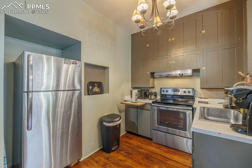 Image 21 of 31: Kitchen