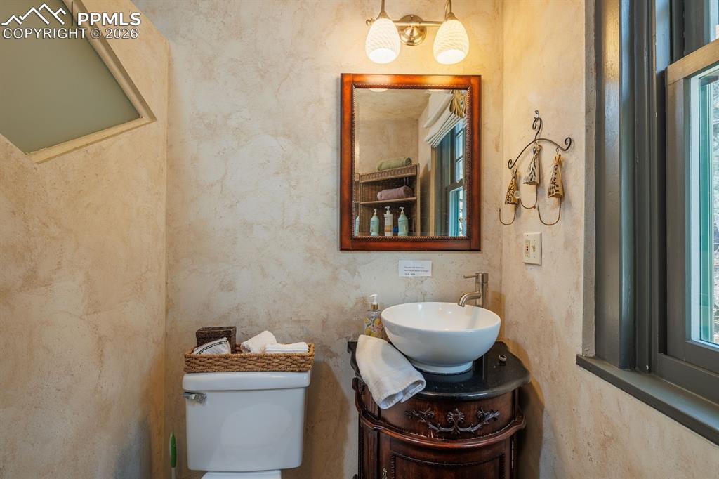 Image 25 of 31: Bathroom