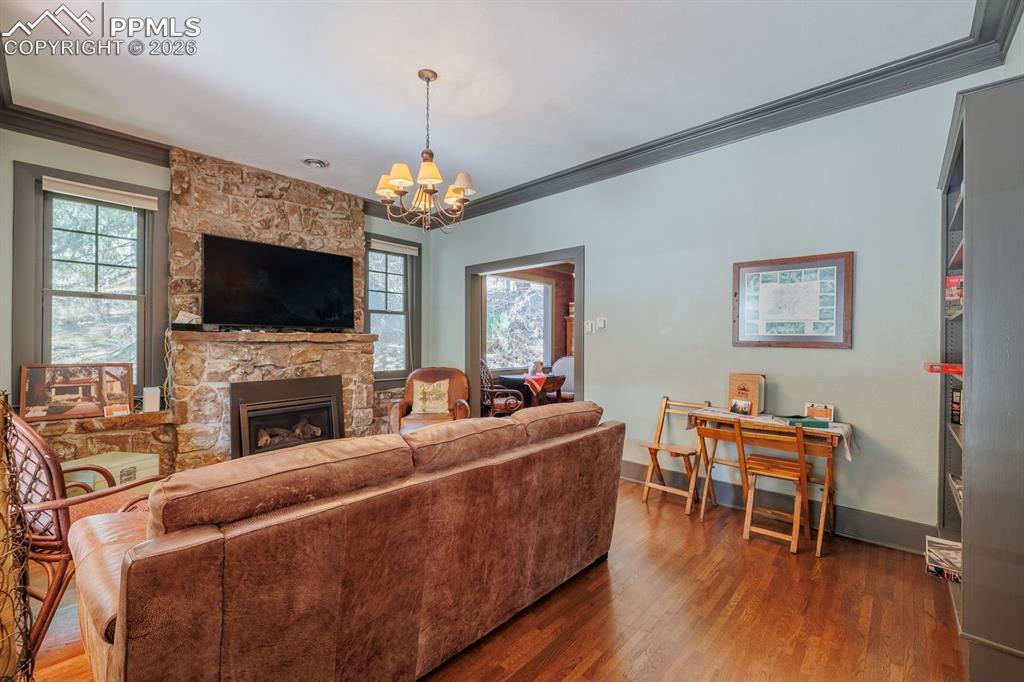 Image 6 of 31: Living Room