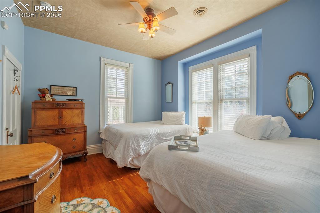 Image 9 of 31: Bedroom