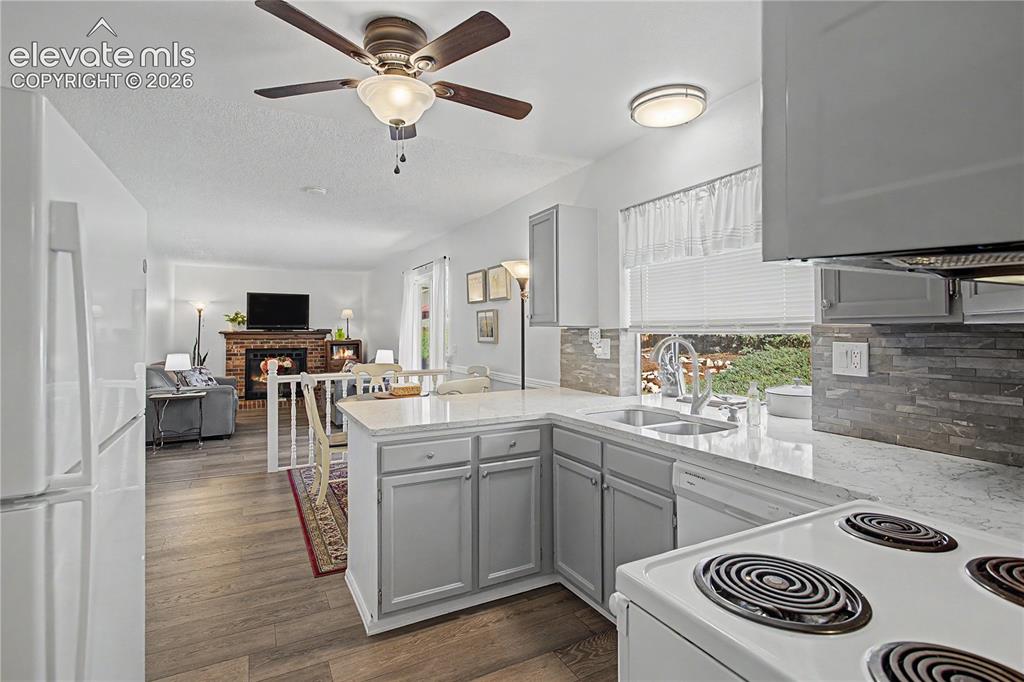 Image 14 of 41: Kitchen