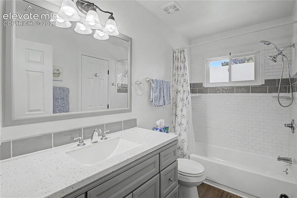 Image 22 of 41: Bathroom
