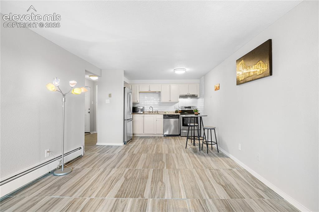 Image 5 of 11: Kitchen