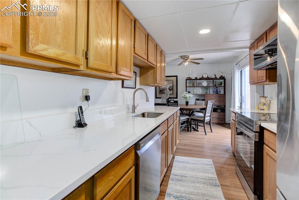 Image 10 of 25: Beautiful quartz counters