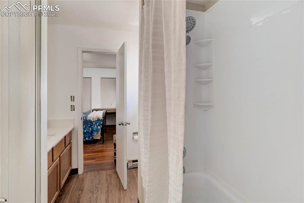 Image 17 of 25: Full Jack-and-Jill bath - upper level