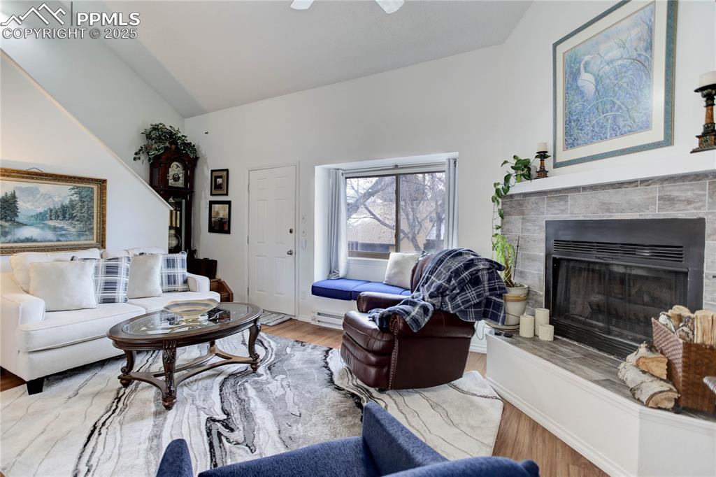 Image 4 of 25: Cozy window seat