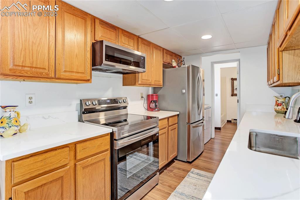 Image 9 of 25: Stainless Steel appliances