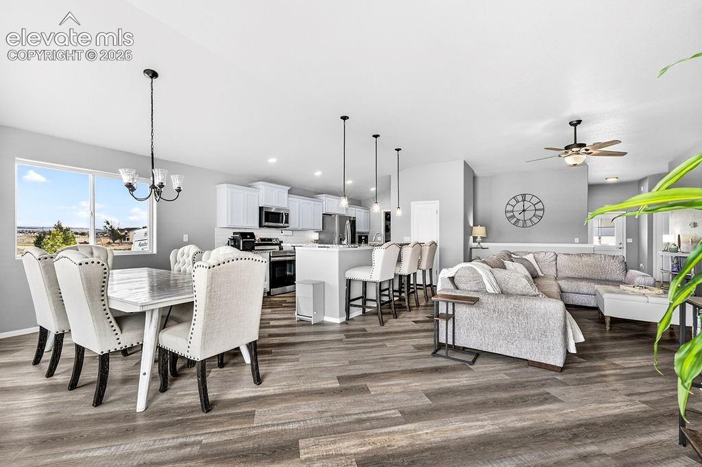 Image 10 of 33: Dining Area