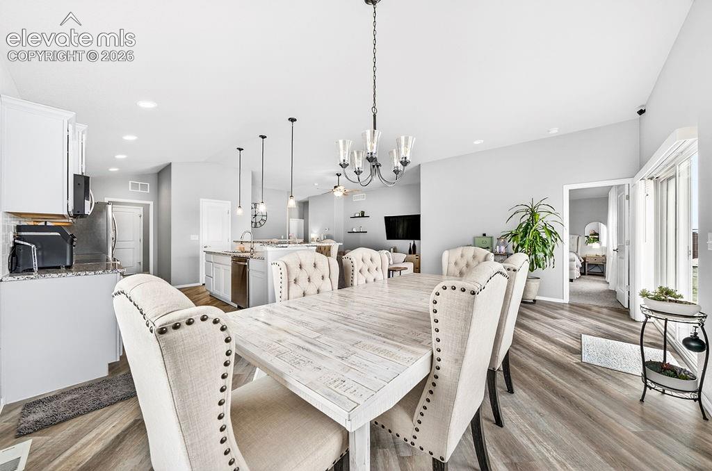 Image 11 of 33: Dining Area